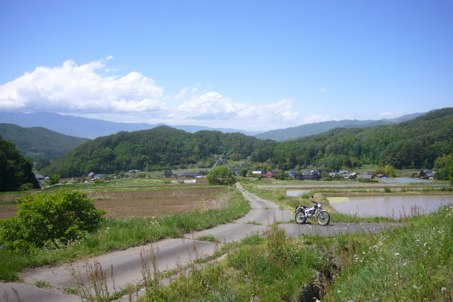 山村通過
